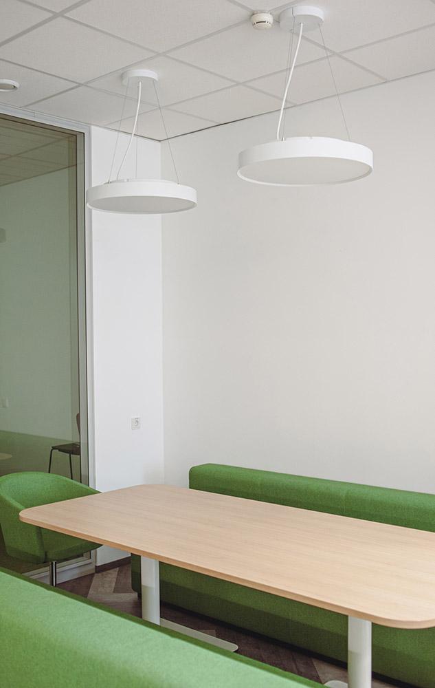 Modernes Büro mit Besprechungstisch