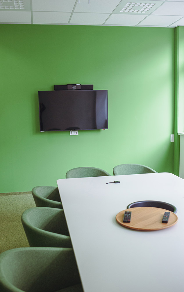 Büro mit Besprechungstisch und Fernseher