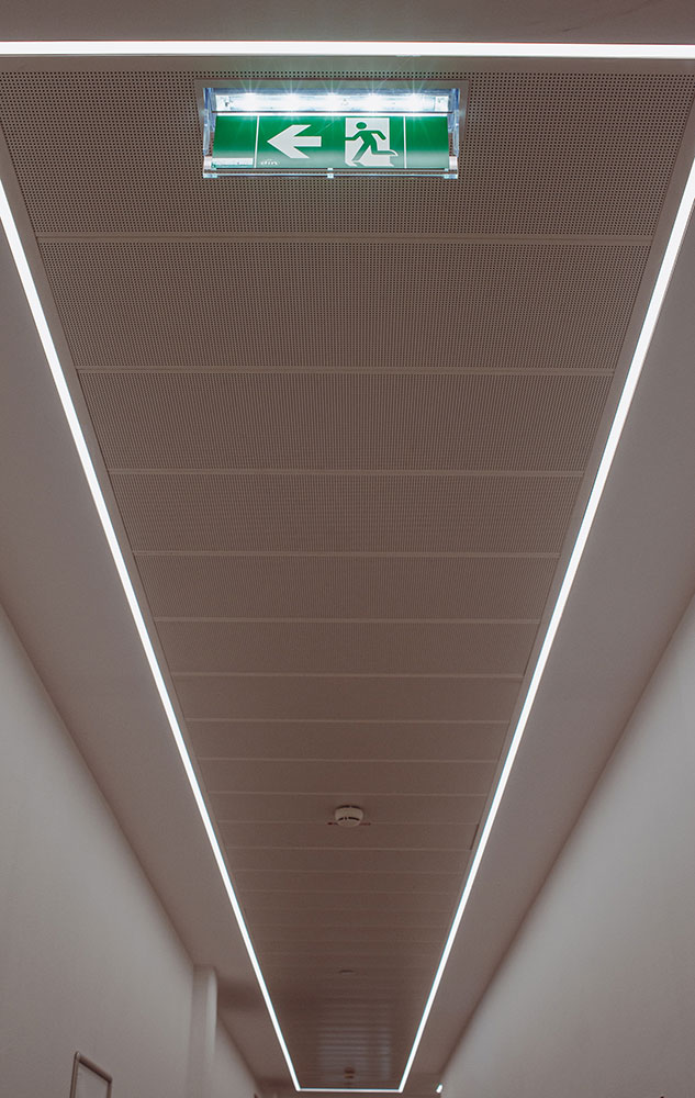 Lichtleiste und Notausgangbeleuchtung am Gang