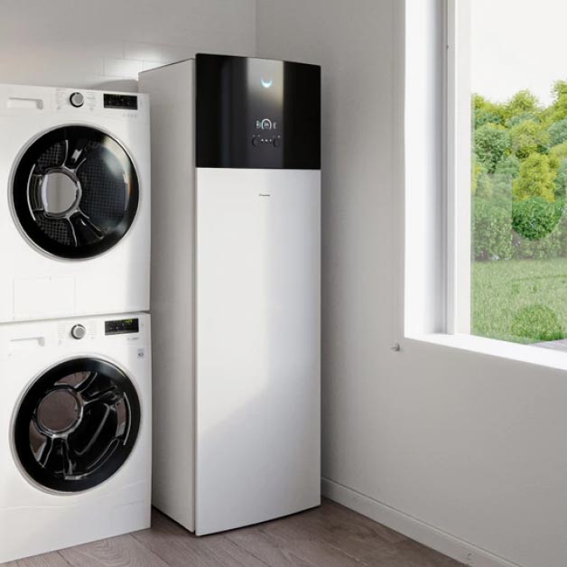 Eine Wärmepumpe neben Waschmaschine und Wäschetrockner
