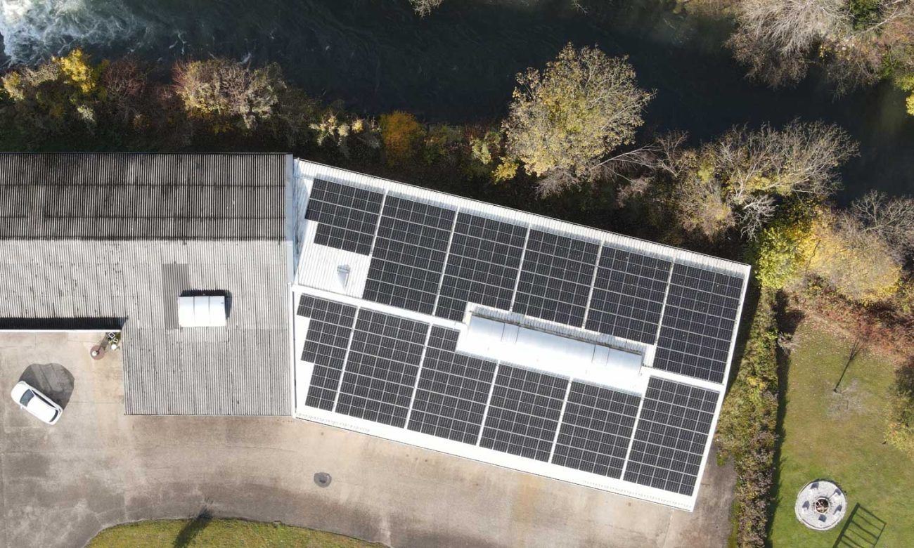 Große Photovoltaik Anlage auf Hallengebäude